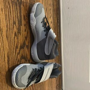 Men Nike tennis shoes  size 10.5